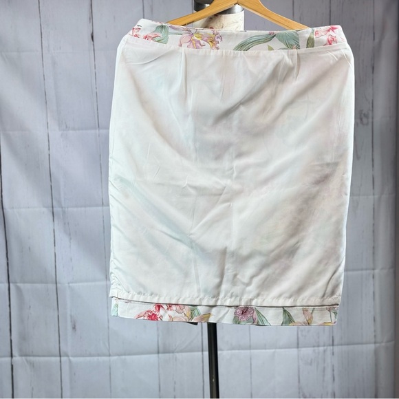 Ann Taylor Factory lined floral pencil skirt, size 10 - Picture 7 of 7